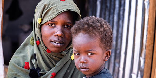 Sudanske Adla med sin to år gamle sønn.