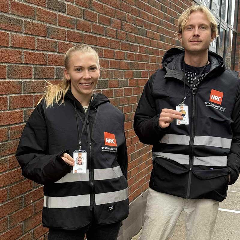 V&aring;re ververe kan se forskjellige ut &ndash; de har ulik alder, bakgrunn og kj&oslash;nn. Men alle er utstyrt med nettbrett, et ID-kort og kl&aelig;r med en NRC Flyktninghjelpen-logo i en tydelig oransje farge. 